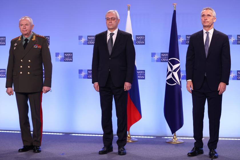 Rusya Dışişleri Bakan Yardımcısı Alexander Grushko (ortada), Rusya Savunma Bakanı Yardımcısı Alexander Fomin (solda), NATO Genel Sekreteri Jens Stoltenberg (sağda)