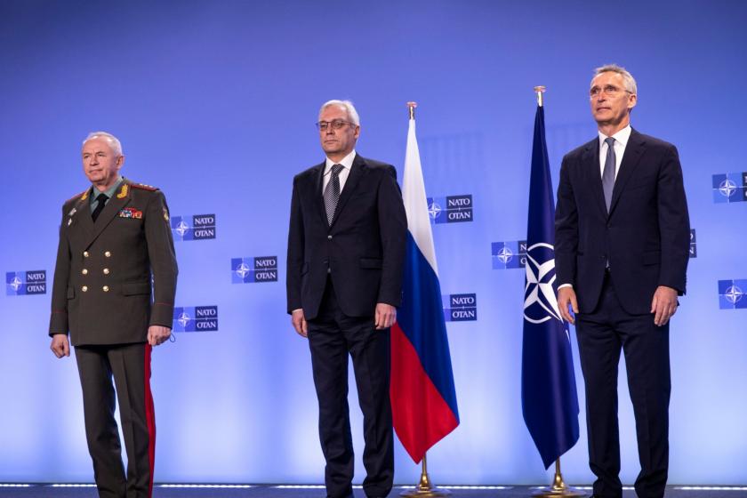 Alexander Fomin (solda), Alexander Grushko (ortada) Jens Stoltenberg (sağda)