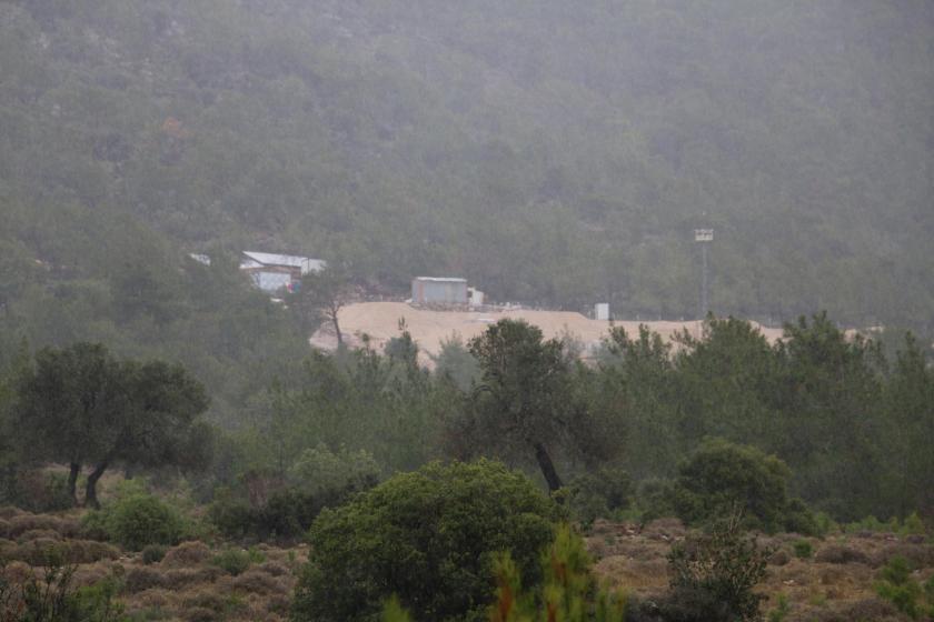 Büyükeceli Mahallesi’nin hemen bitişiğine inşa edilen dinamit deposu ve ağaçlar