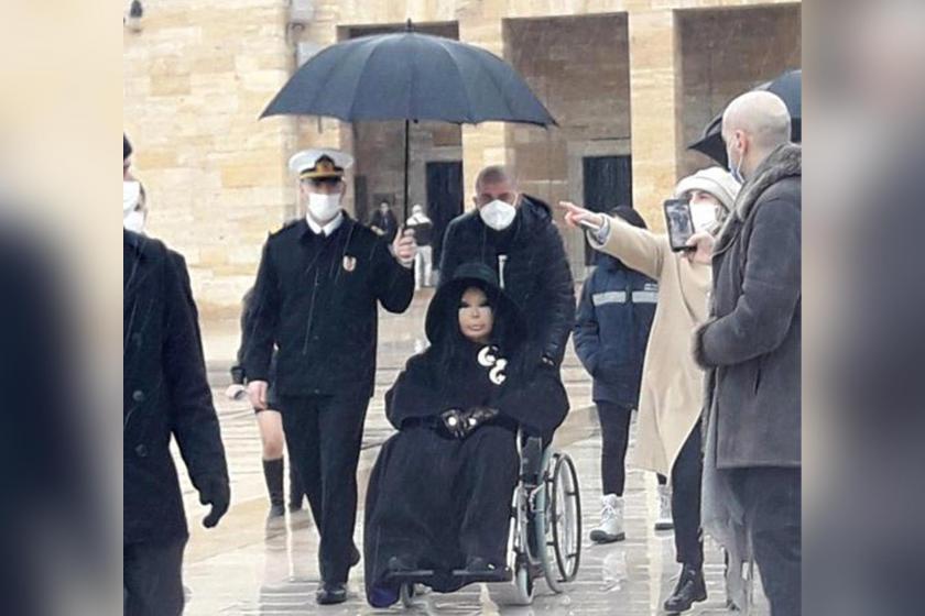 Anıtkabir'de Bülent Ersoy ve ona şemsiye tutan bir subay