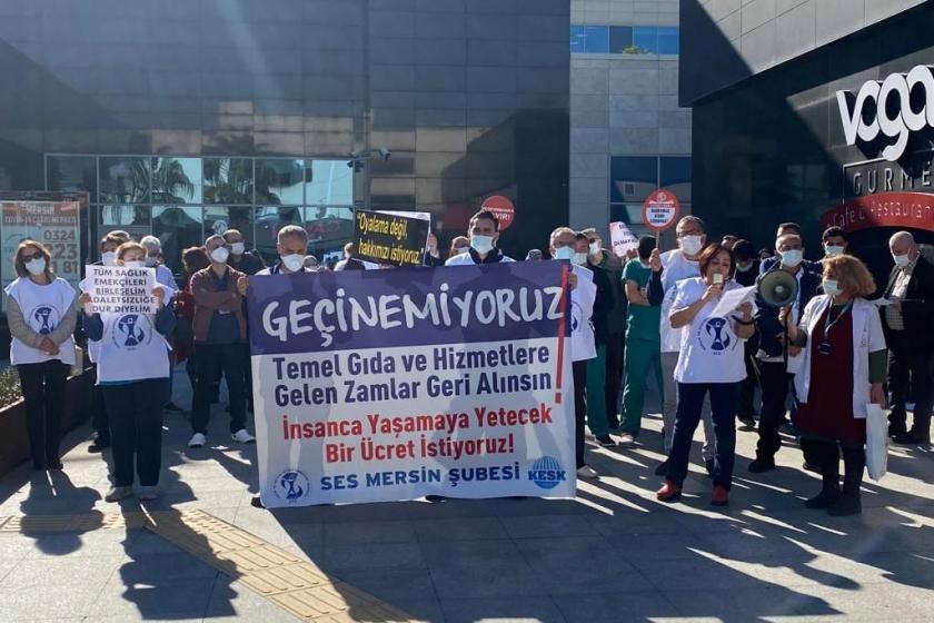 Mersin'de bordro yakan Sağlık emekçileri Çimsataş işçilerini selamladı