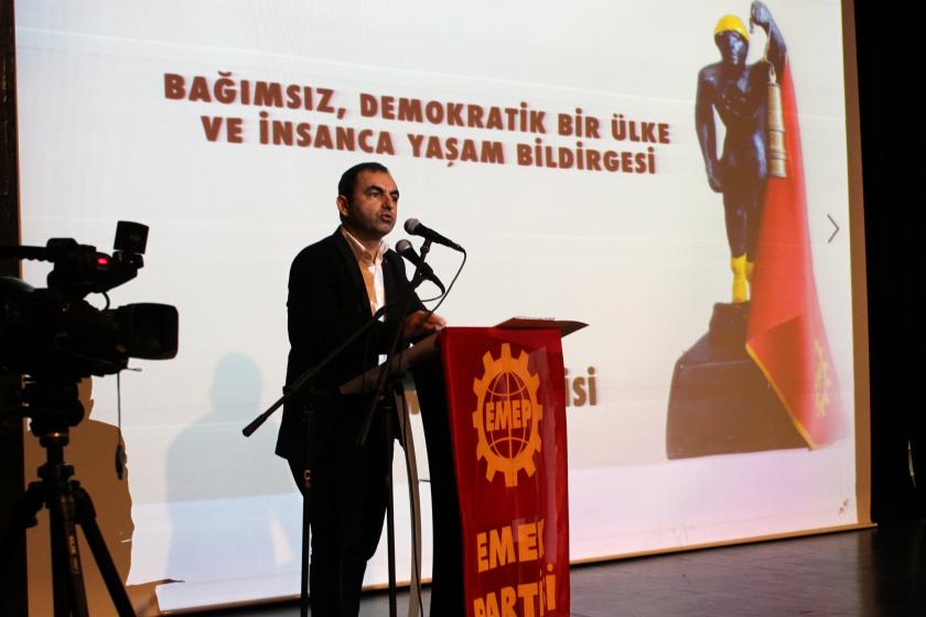 Emek Partisi (EMEP) Genel Başkanı Ercüment Akdeniz, partilerinin bildirgesini açıklarken.