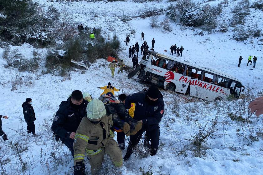 Yaralılar sedye ile taşınıyor, arkada kaza yapan otobüs var