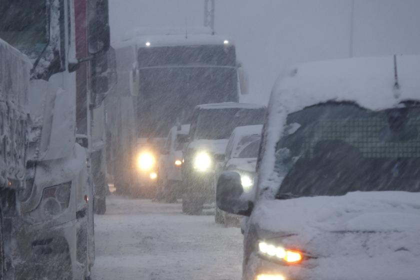 Yoğun kar altındaki araçlar