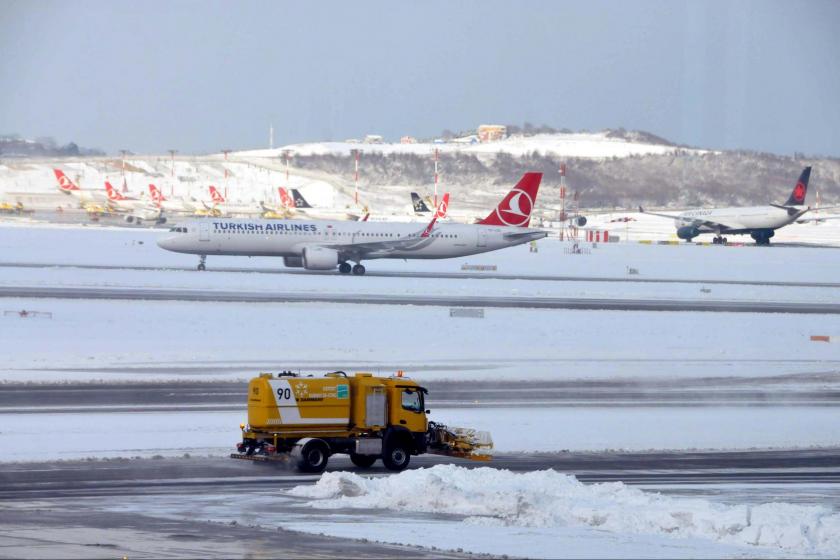 İstanbul Havalimanında yoğun kar, ekipler temizlemeye çalışıyor 