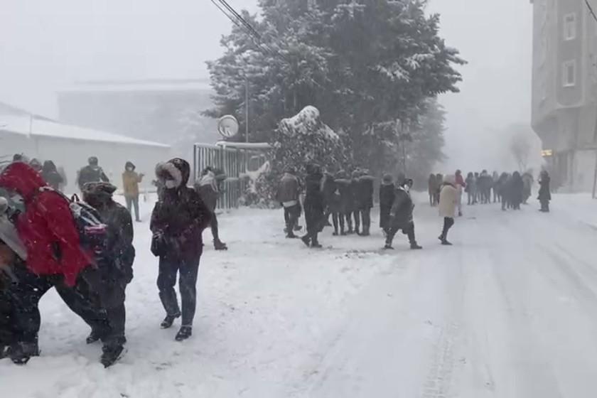 Fabrikalarda kar nedensiyle servis yok, işçiler yürüyerek gitti