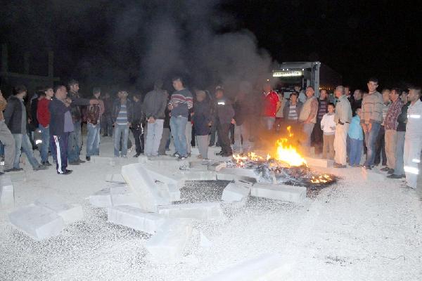 Yolu kapatarak alt geçit istediler