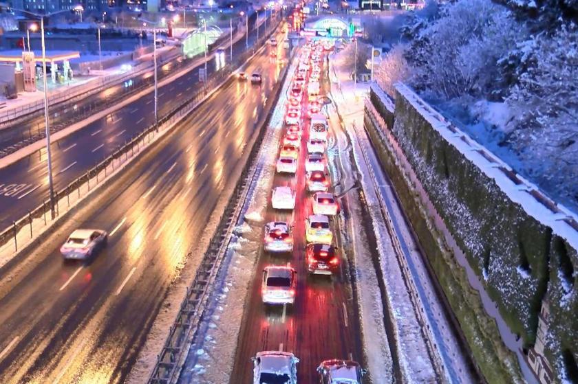 İstanbul'da özel araç yasağına rağmen trafik oluştu