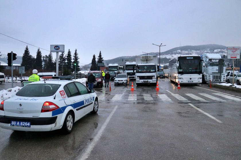 Osmaniye-Gaziantep kara yolu Bahçe ilçesinden itibaren Gaziantep yönünde ulaşıma kapatıldı.