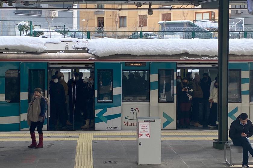 Marmaray'da hareket etmeyen trende bekleyenler