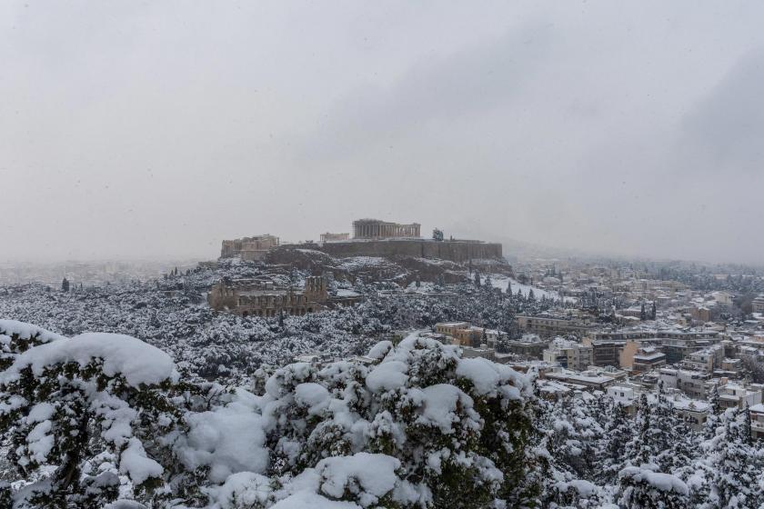 Karlar altında Akropolis