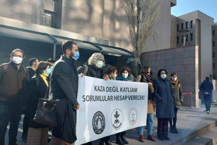 Kaza değil katliam yazan pankart tutan katılımcılar 