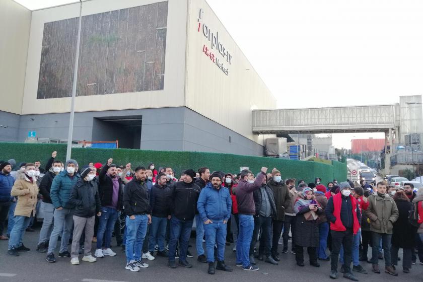 Gözaltına alınan farplas işçilerine destek için diğer fabrikalardan gelen işçiler.