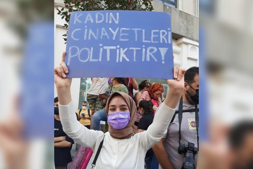 İstanbul Sözleşmesi için buluşan kadınlar ve dövizleri.