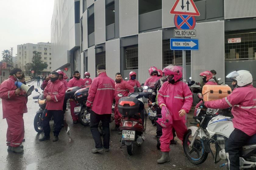 İzmir'de Yemeksepeti işçilerinin Alsancak'ta depo önünde yaptıkları eylemden bir fotoğraf.