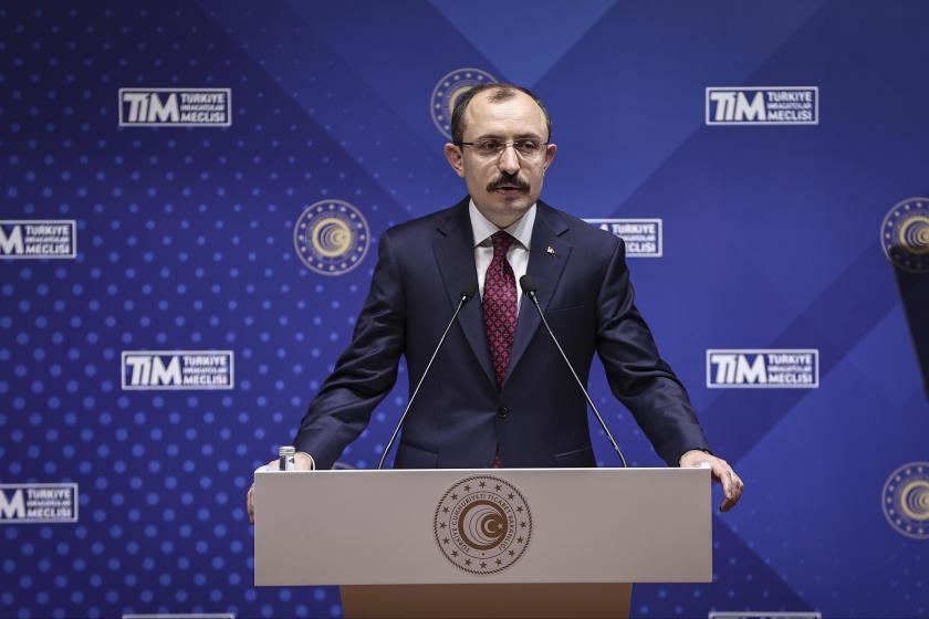 Mehmet Muş kürsüde konuşuyor