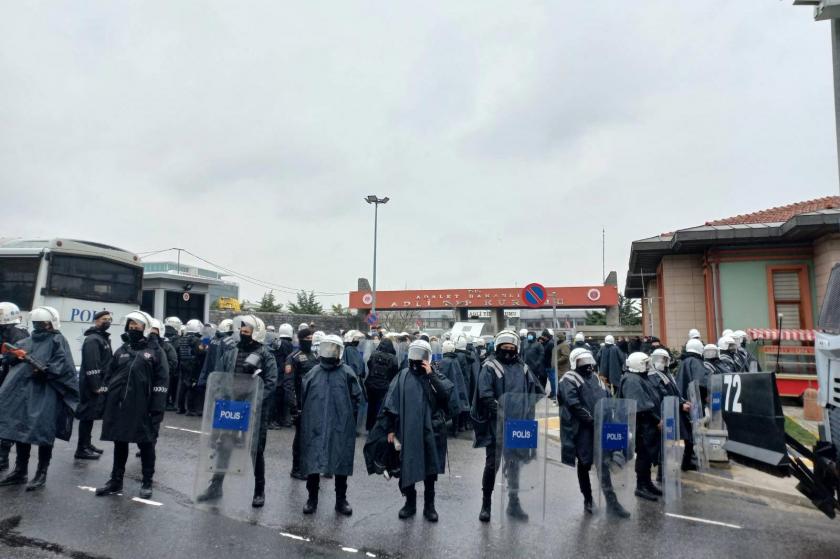 ATK önünde polis yığınağı