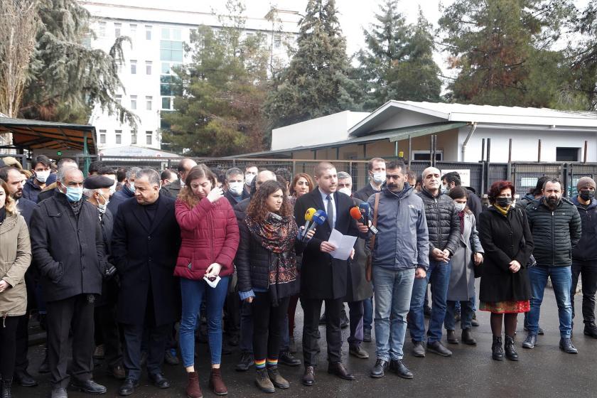 Diyarbakır'da kitle örgütü temsilcileri adliye önünde açıklama yaptı