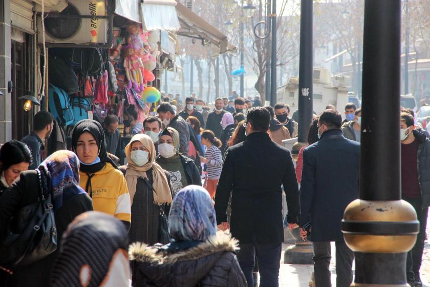 Diyarbakır'da sokakta yürüyenler