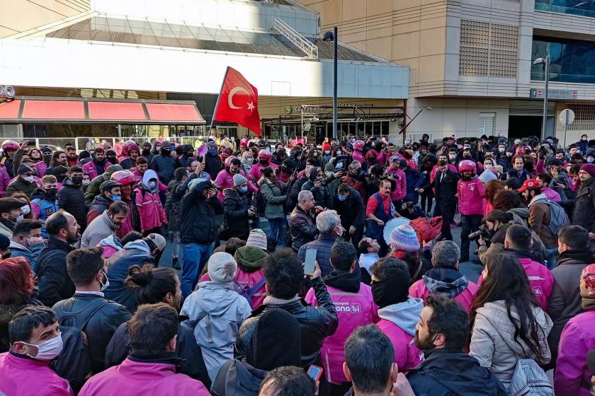 Yemeksepeti işçileri genel merkez önünde bir araya geldi