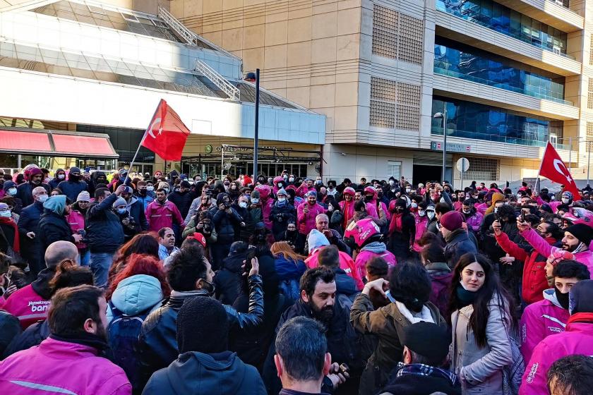 Yemeksepeti işçileri genel merkez önünde bir araya geldi