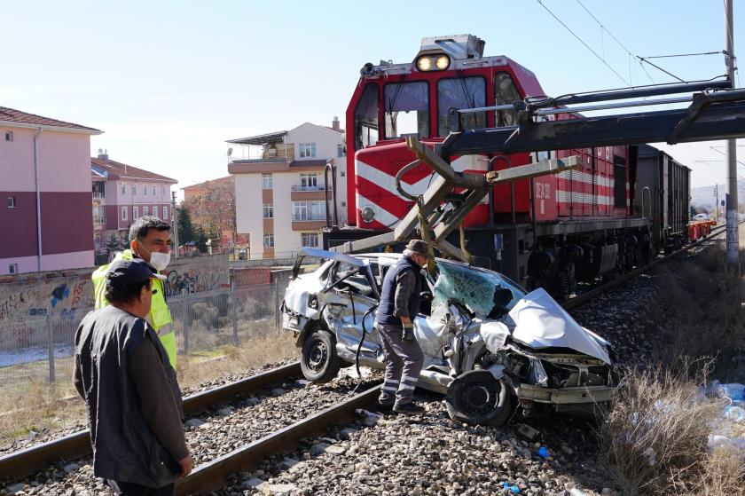 tren ile araba kazası