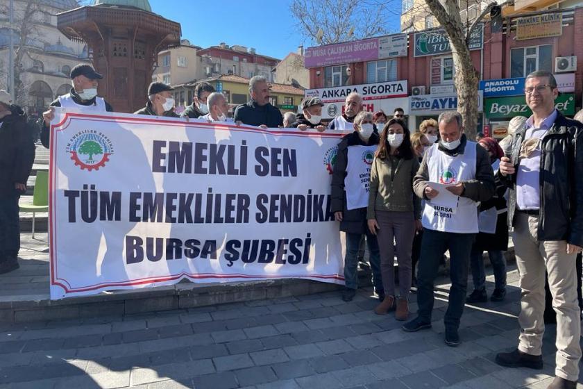 Bursa’da emekliler zamlara karşı eylem yapıp imza kampanyası başlattı