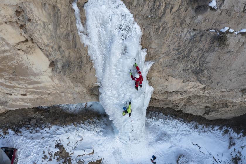 Erzurum'da sporcular, metrelerce yükseklikteki buzla kaplı doğal şelalelere tırmandı. 