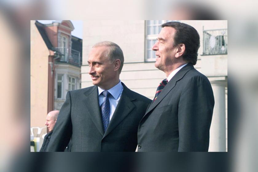 Vladimir Putin (solda) ve Schröder