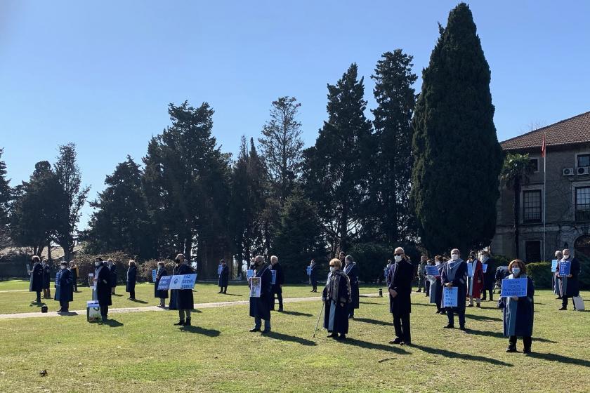 Boğaziçi Üniversitesi akademisyenleri rektörlüğe sırtını çevirdi