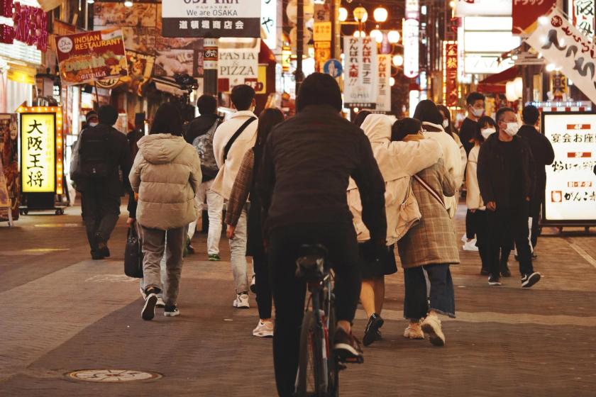 Japonya'da sokakta yürüyenler