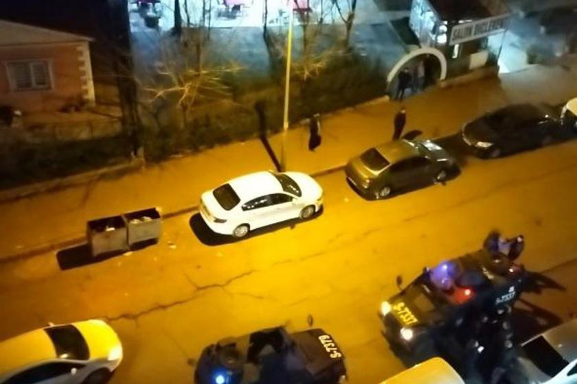 Şiddet faili polis aracına alınırken