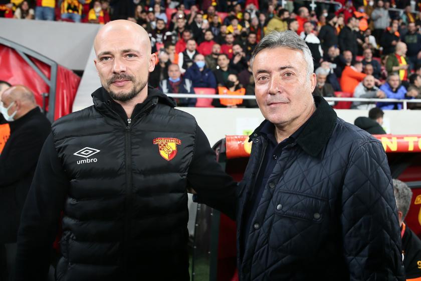 Göztepe Teknik Direktörü Nestor El Maestro (solda) ile Galatasaray Teknik Direktörü Domenec Torrent (sağda) karşılaşma öncesinde birbirlerine başarı dilediler.