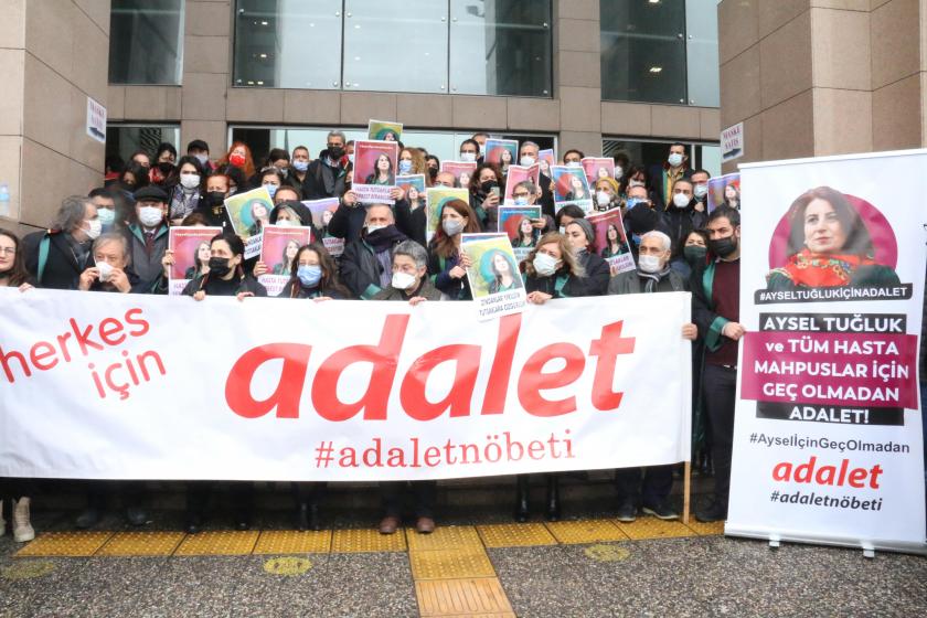 Adalet nöbeti yazılı pankart ve arkasında hukukçular