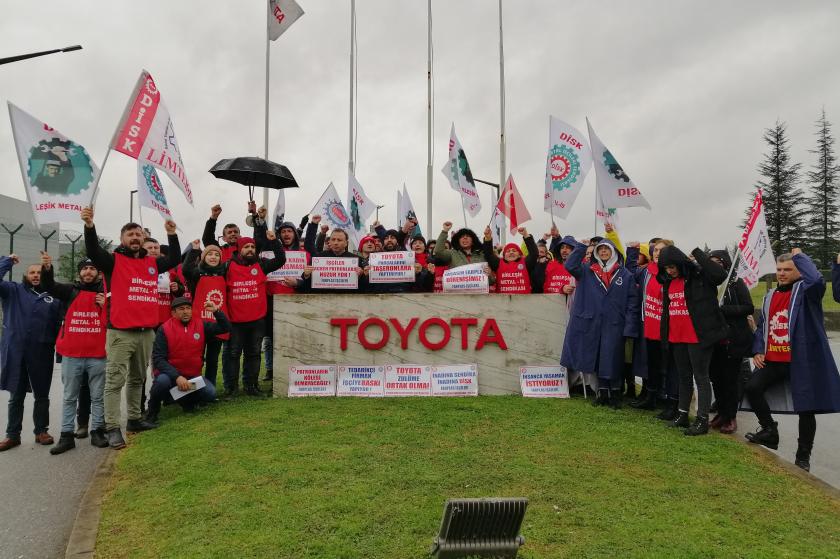 Farplas işçilerinin Toyota fabrikası önünde yaptığı protesto eyleminden bir fotoğraf.