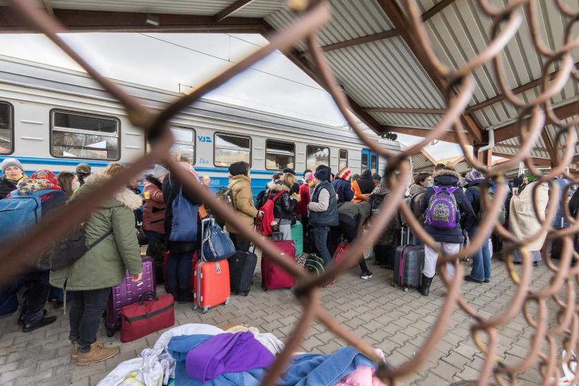 Polonya'ya giden Ukraynalılar tren istasyonunda