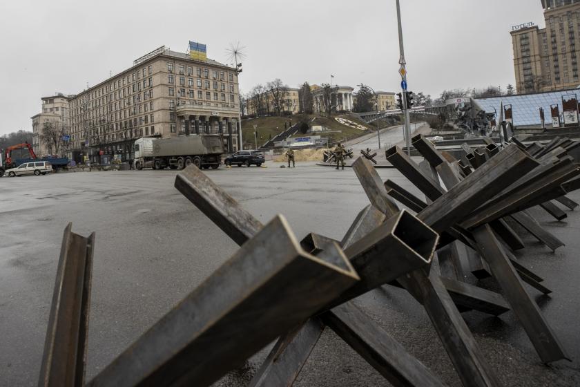 Kiev'de askeri araç ve yığınaklar