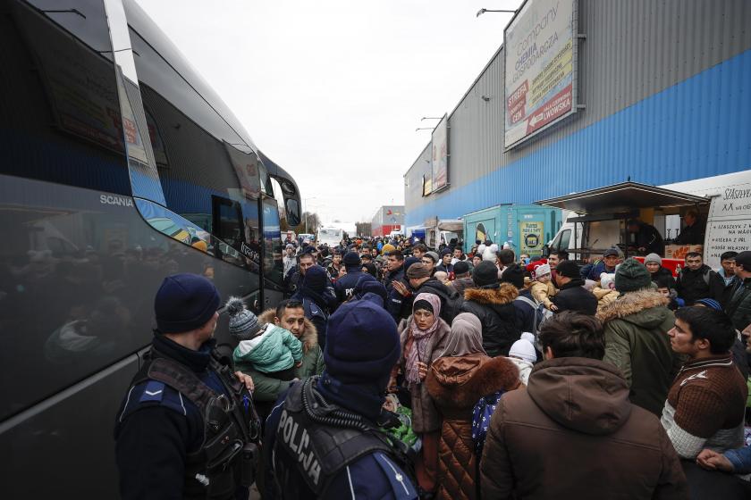 Polonya'ya gelen Ukraynalılar otobüs önünde