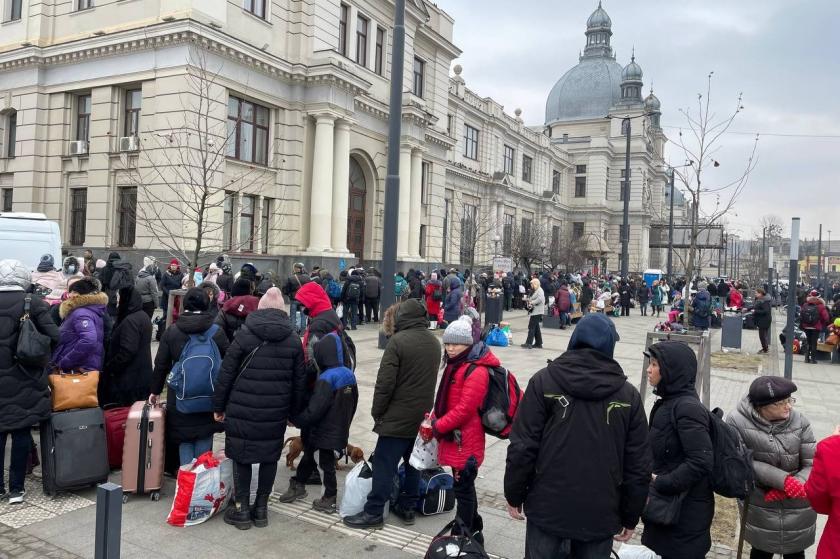 Lviv'den ayrılmak isteyenler tren istasyonunda uzun kuyruklar oluşturdu