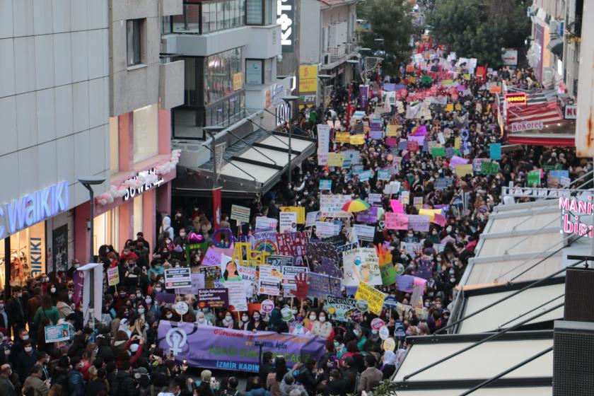 İzmir 8 mart yürüyüşünün üstten görünümü