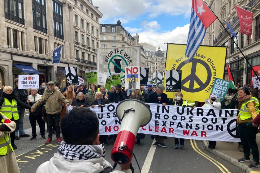 Londra'da düzenlenen savaş karşıtı mitingden bir fotoğraf.