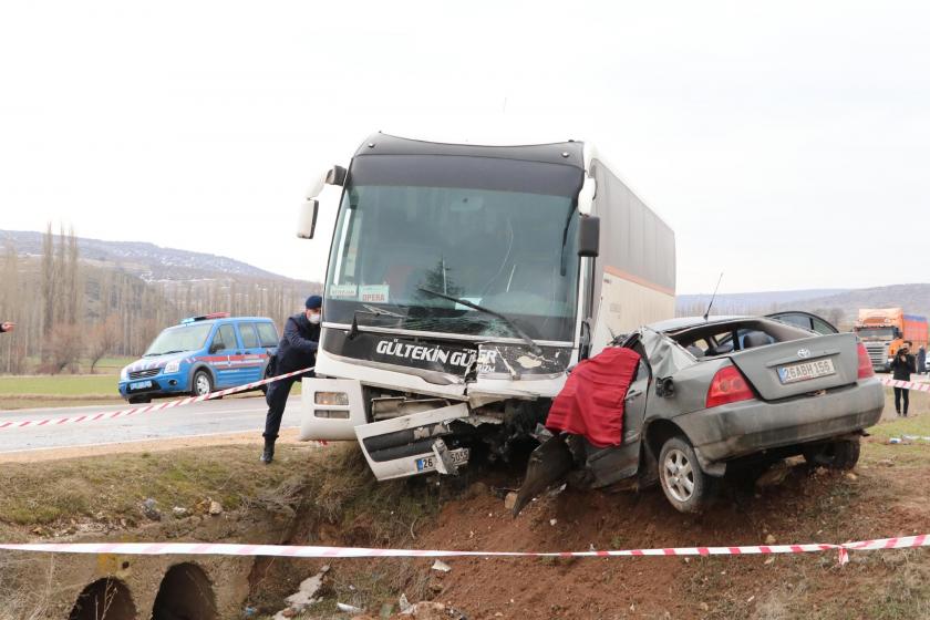 Kaza yapan işçi servisi aracı ve otomobil