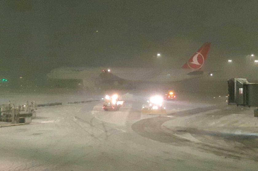 İstanbul Havalimanı'ndaki kar temizleme çalışmaları