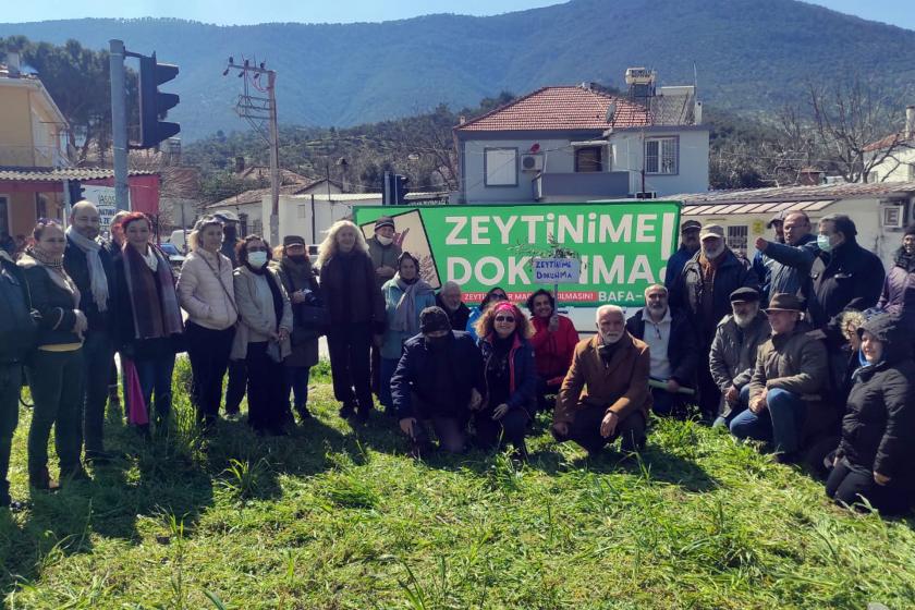 Bafa'da zeytin yasasını protesto amacıyla zeytin fidanı dikilmesi esnasında çekilen bir fotoğraf.