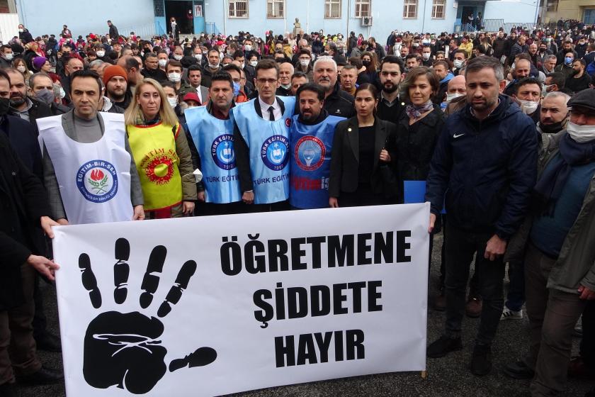 Öğretmene şiddete hayır pankartı arkasında sendikacılar, öğretmenler ve öğrenciler