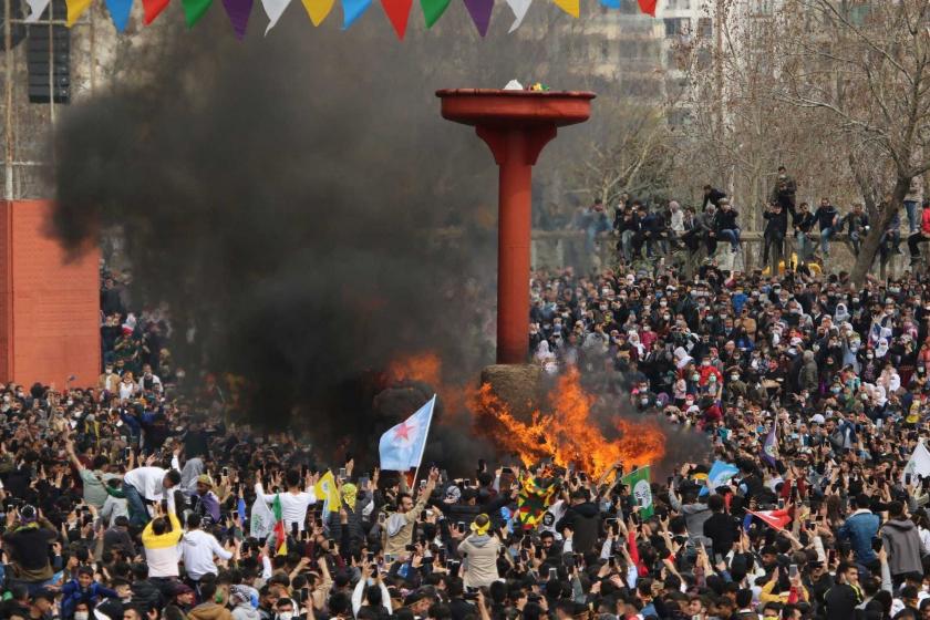 Newroz kutlayan insanlar