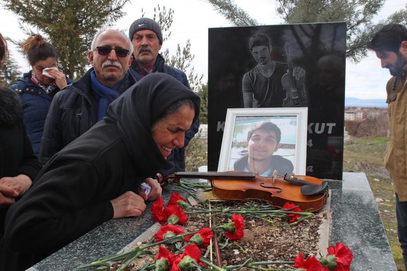 Diyarbakır'da 2017 yılındaki Newroz kutlamalarında polis kurşunuyla öldürülen Kemal Kurkut, ölümünün 5'inci yıl dönümünde Malatya'da mezarı başında anıldı.