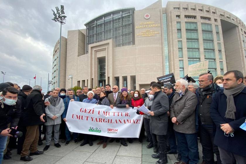 Çağlayan Adliyesi önünde basın açıklaması yapan Taksim Dayanşıması üyeleri