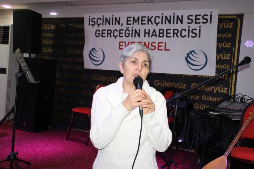 Selma Gürkan elinde mikrofon konuşuyor