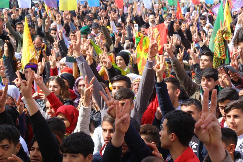 NUsaybin Newroz'unda coşkulu kalabalık